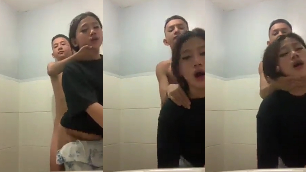 Bokep SMP ABG Cantik Kena Entot di WC Menikmati Banget di Sodok Ayang