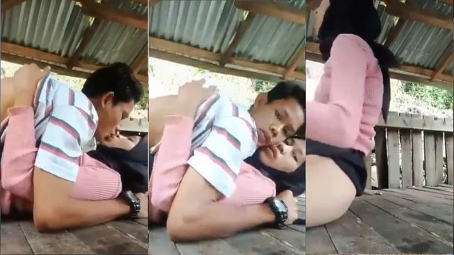 Bokep Indo Pasangan ABG Pakai Jilbab Ngentot di Gubuk
