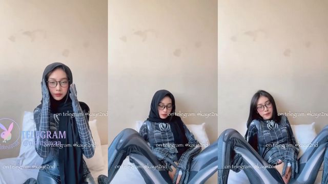 Bokep Indo Miss Kayesha Colmek Sambil Pake Hijab dan Kostum Spidergirl