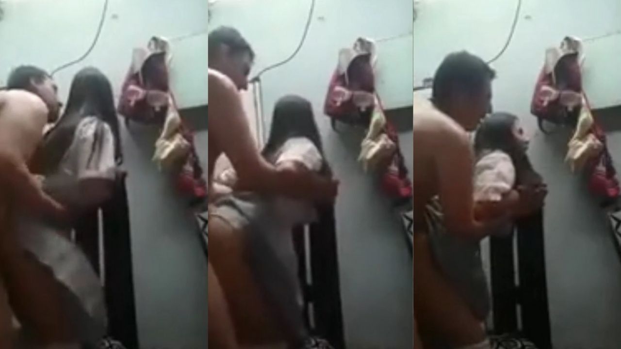 Bokep SMA ABG Melayani Nafsu Ayah Tiri Ngewe Gaya Doggy