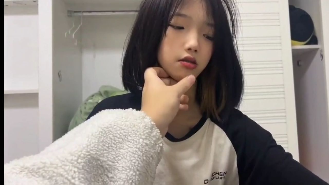 Bokep SMP ABG Cantik Polos di Ajarin Kakak Hisap Kontol