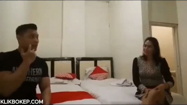 Bokep Indo Open BO Ngobrol Santai Sembelum Ngentot