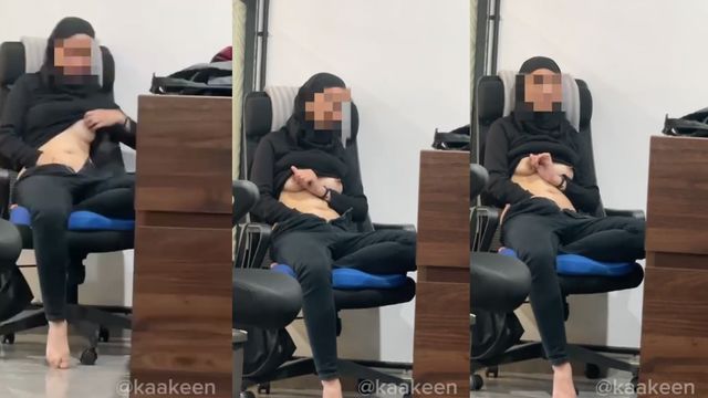 Bokep Indo Kaakeen Hijab Binal Sange Colmek di Kantor